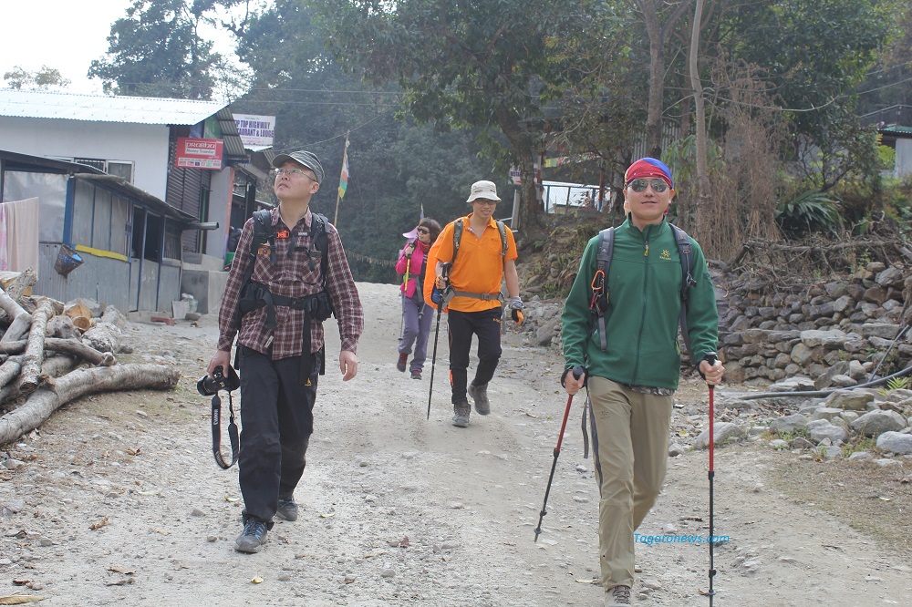 मनाङमा सडक र पदमार्ग एउटै हुँदा पदयात्रीलाई सास्ती